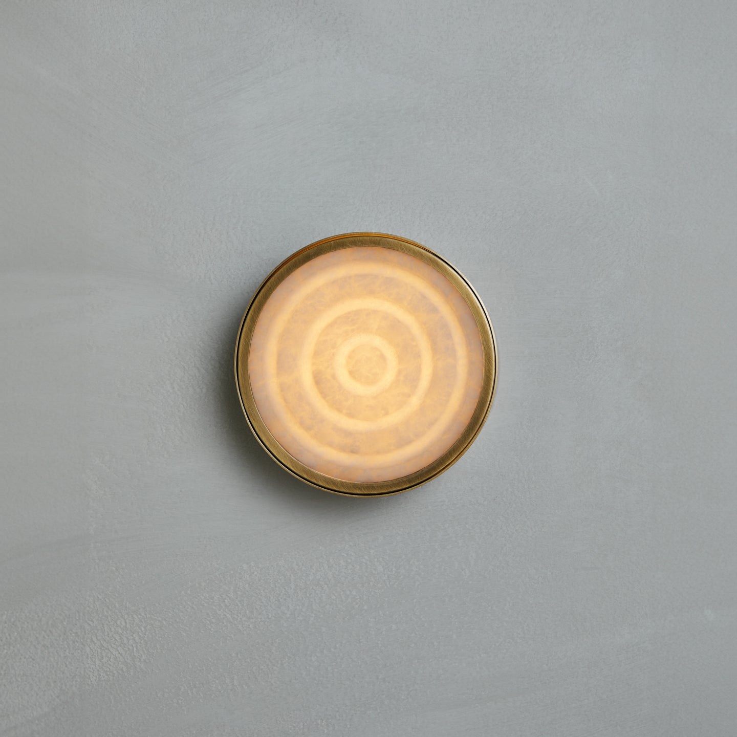 Ciclo Wall Sconce in alabaster and aged brass, Studio Baldo